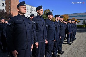 policjanci stoją w szeregu podczas mianowania
