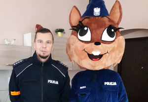 dzielnicowy z maskotką policji