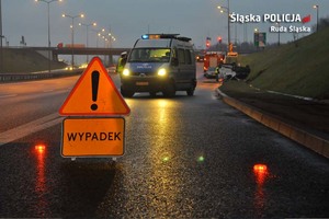 droga, radiowóz, znak uwaga wypadek - zdjęcie archiwalne