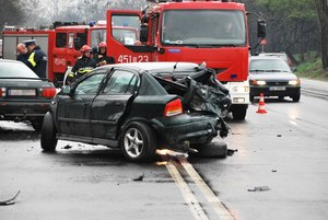 miejsce wypadku, rozbite samochody, wozy straży pożarnej i pracujący policjanci i strażacy - zdjęcie archiwalne