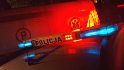 radiowóz i karetka w nocy - zdjęcie archiwalne