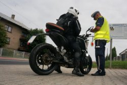 zdjęcie archiwalne - motocyklista kontrolowany przez policjanta z drogówki