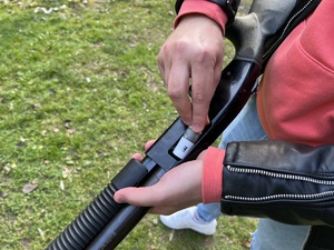 strzelnica otwarta - policjant ładuje nabój do strzelby
