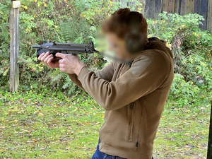 strzelnica otwarta - policjant kryminalny strzela z pistoletu maszynowego