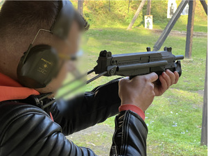 strzelnica otwarta - policjant kryminalny strzelający z pistoletu maszynowego