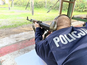 strzelnica otwarta - policjant prewencji strzela z pozycji leżącej