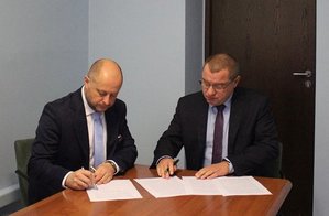 pomieszczenie notariusza, przy stole siedzi Prezydent Miasta i po prawej Komendant Miejski Policji, podpisują dokumenty