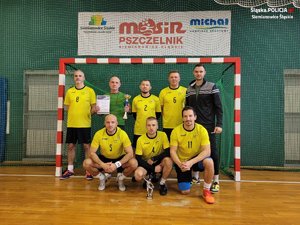 zdjęcie grupowe rudzkiej drużyny, policyjni piłkarze stojący i kucający w bramce