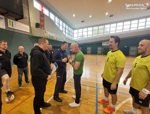 uroczystość dekoracji, przedstawiciel drużyny odbiera dyplom i puchar