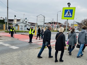 przejście dla pieszych, piesi, policjanci regulują ruch
