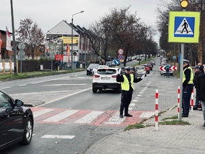 przejście dla pieszych na drodze, samochodu, policjant kierujący ruchem