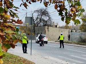 ulica, przejście dla pieszych, policjanci kierują ruchem