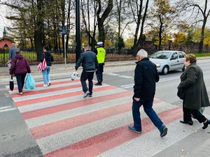 przejście dla pieszych, policjant kierujący ruchem, piesi przechodzący na drugą stronę