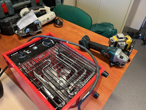 część odzyskany skradzionych elektronarzędzi - szlifierki, wiertarki, nagrzewnice, poziomica laserowa
