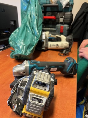 część odzyskany skradzionych elektronarzędzi - szlifierki, wiertarki, nagrzewnice, poziomica laserowa