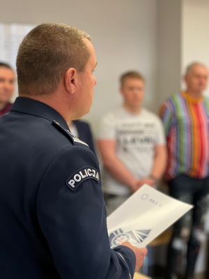 sala narad w której zgromadzili się pracownicy cywilni, na pierwszym planie rudzki Komendant