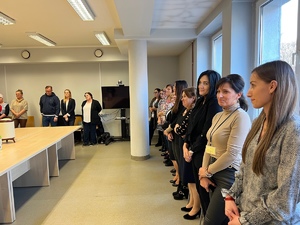 sala narad w której zgromadzili się pracownicy cywilni