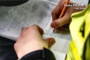 policjant drogówki wypisujący mandat karny - zdjęcie archiwalne