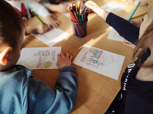dzieci kolorują kolorowanki z sierżant rudą