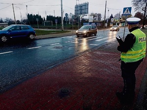policjant przy drodze w miejscu gdzie doszło do potrącenia pieszej