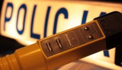zdjęcie poglądowe przedstawia policyjny alkotest na tle napisu policja