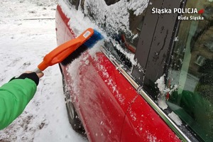zdjęcie - zaśnieżone auto