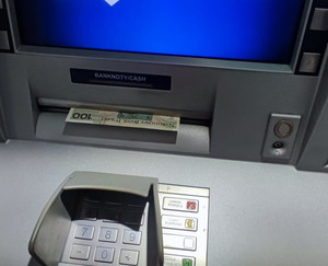 zdjęcie bankomatu z banknotem
