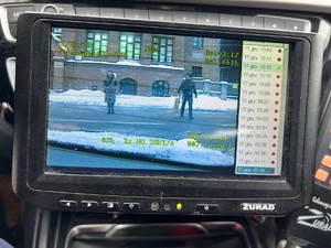 zdjęcie przedstawia monitor videorejestratora z nagraniem pieszych przechodzących w miejscu niedozwolonym
