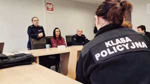 zdjęcie przedstawia uczniów klasy policyjnej na sali w trakcie rozmowy z kadrową