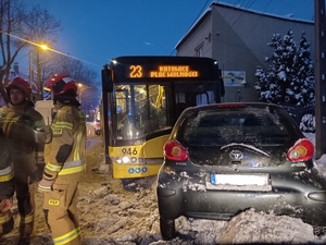 zdjęcie z miejsca zdarzenia - autobus i toyota