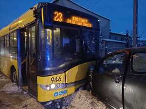 zdjęcie z miejsca zdarzenia - autobus i toyota