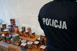 policjant przy stoisku z fajerwerkami