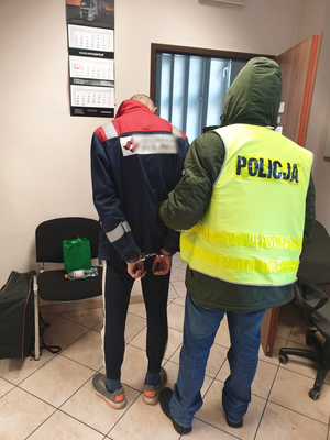 na zdjęciu policjant z zatrzymanym
