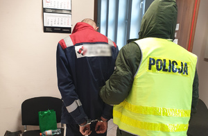 na zdjęciu policjant z zatrzymanym