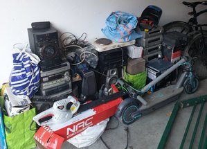 na zdjęciu odzyskane skradzione przedmioty, między innymi hulajnoga, sprzęt audio, kuchenka elektryczna, piła do żywopłotu