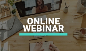 zdjęcie laptop, biurko, napis webinar online