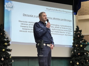 zdjęcie przedstawia policjanta z drogówki w trakcie prelekcji