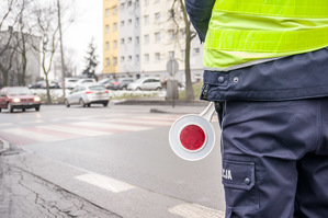zdjęcie poglądowe - policjant przy przejściu dla pieszych