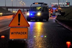 zdjęcie poglądowe, mokra ulica, radiowóz znak uwaga wypadek