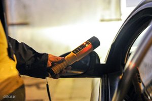 zdjęcie: policjant wykonujący badanie alkotestem