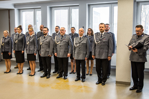 zdjęcie z sali odpraw przedstawia stojących w dwóch rzędach komendantów komisariatów i naczelników wydziałów, policjantki i policjantów