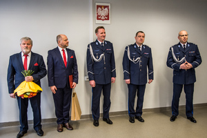zdjęcie z sali odpraw przedstawia stojących komendantów i prezydenta z przewodniczącym rady