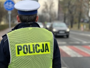zdjęcie poglądowe - policjant z drogówki na ulicy w tle widoczne przejście dla pieszych