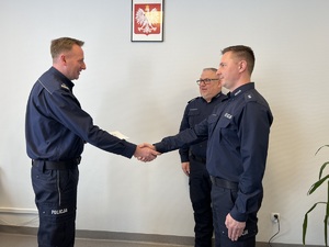 zdjęcie przedstawiające trzech policjantów w pomieszczeniu biurowym
