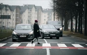 archiwalne zdjęcie poglądowe - przejście dla pieszych, przechodząca kobieta, stojące na dwóch pasach samochody