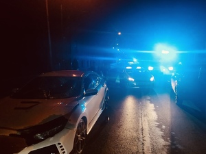 zdjęcie z miejsca wypadku, widoczne pojazdy służb biorących udział w zabezpieczeniu miejsca zdarzenia