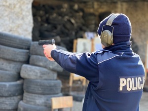 zdjęcie policjanta strzelającego z pistoletu