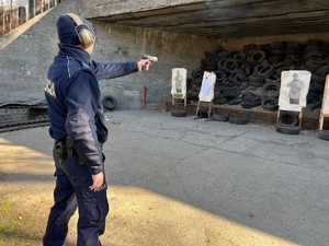 zdjęcie z treningu strzeleckiego - policjant strzelający z jednej ręki
