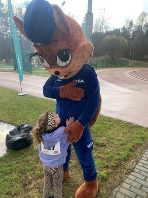 zdjęcie - maskotka rudzkiej policji sierżant ruda z dziewczynką