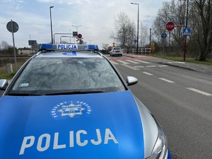 zdjęcie policyjnego radiowozu przy przejeździe kolejowym na którym doszło do kolizji z pociągiem